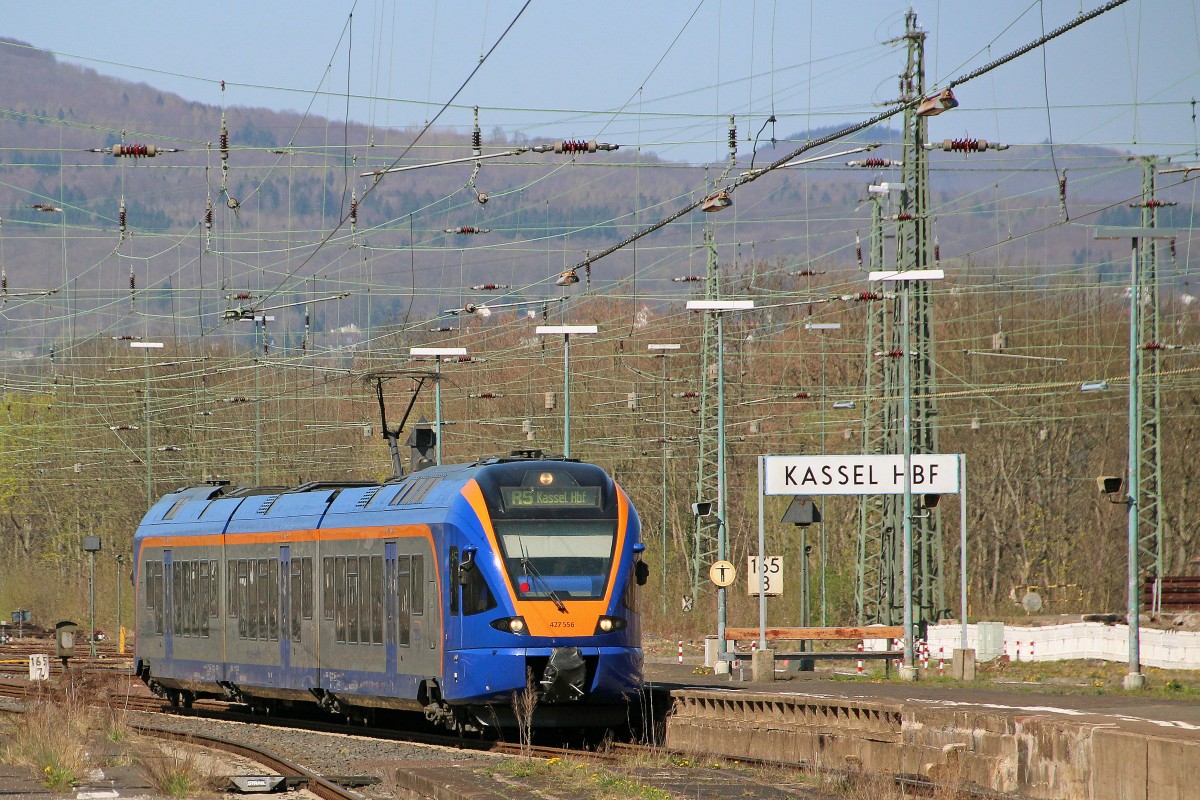 Am Fuße der Kasseler Berge erreicht 427 556 der Cantus-Bahn den Hauptbahnhof (Kassel am 15.4.2015).