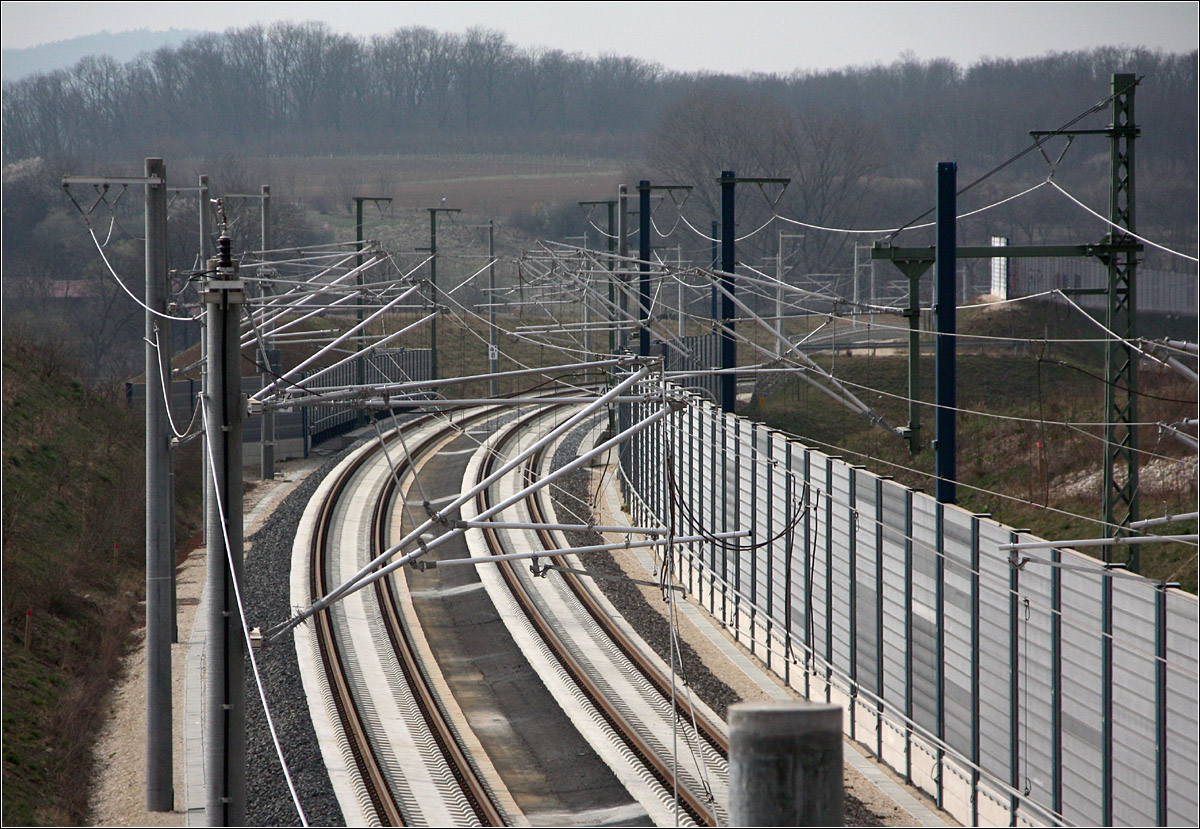 Am Fuße der Schwäbischen Alb - 

Eindrücke von der Schnellfahrstrecke Wendlingen - Ulm. 

Blick von einer Straßenbrücke bei Holzmaden auf die Neubaustrecke Blickrichtung Wendlingen.

18.03.2022 (M)