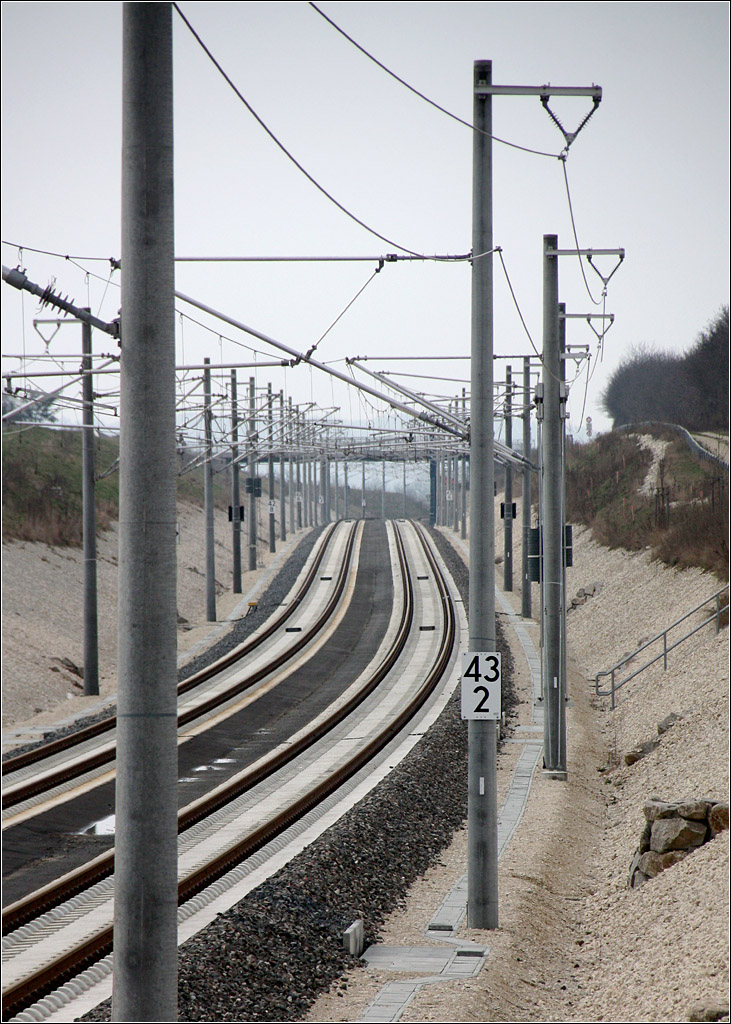 Am Fuße der Schwäbischen Alb - 

Eindrücke von der Schnellfahrstrecke Wendlingen - Ulm. 

Ein Blick zurück in Richtung Wendlingen mit der Brücke über die Strecke bei Holzmaden.

Hinweis: Fotostandort öffentlich zugänglich.

18.03.2022 (M)