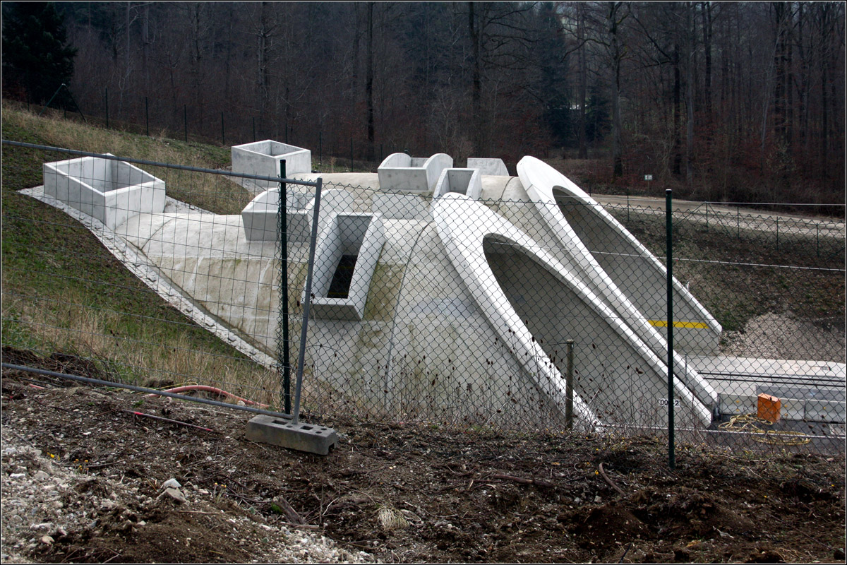 Am Fuße der Schwäbischen Alb - 

Eindrücke von der Schnellfahrstrecke Wendlingen - Ulm. 

Die beiden Portale des Boßlertunnels haben mehrere Löcher nach oben um den Druckunterschied bei der schnellen Ein- oder Ausfahrt abzumildern.

Hinweis: Fotostandort öffentlich zugänglich.

18.03.2022 (M)