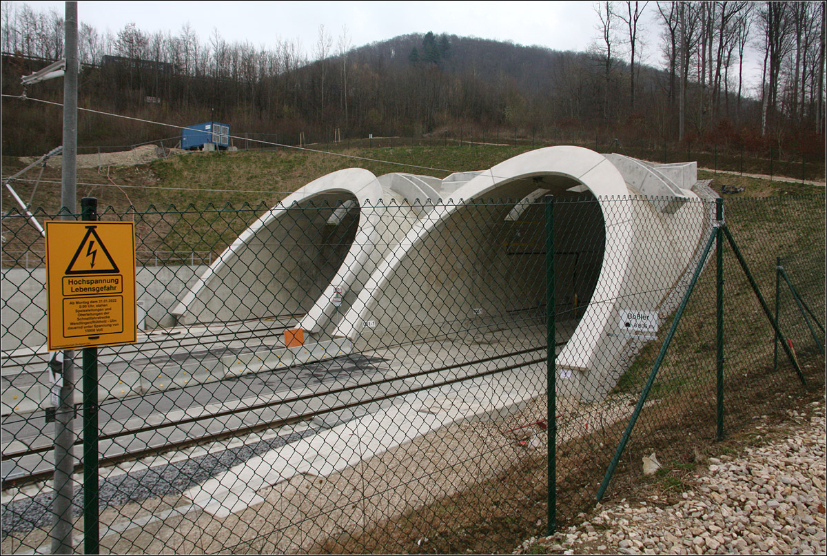 Am Fuße der Schwäbischen Alb - 

Eindrücke von der Schnellfahrstrecke Wendlingen - Ulm. 

Die beiden Tunnelportale des 8,8 km langen Boßlertunnels. Dieser Tunnel ist der längste der Schnellfahrstrecke, der Fildertunnel in Stuttgart wird aber noch länger sein. Die beiden mittels Tunnelbohrmaschinen aufgefahrenen Röhren steigen mit 24 ‰ bis zur Filstalbrücke an.

Hinweis: Fotostandort öffentlich zugänglich.

18.03.2022 (M)