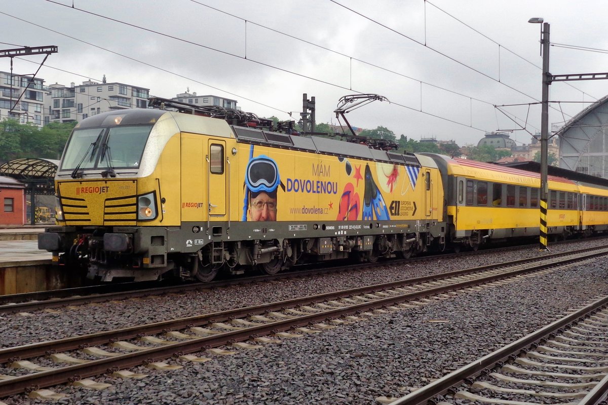 Am ganz verregneten 16 Mai 2018 steht RegioJet 193 227 in deren 1.Werbung in Praha hl.n. mit ein IC nach Ostrava.