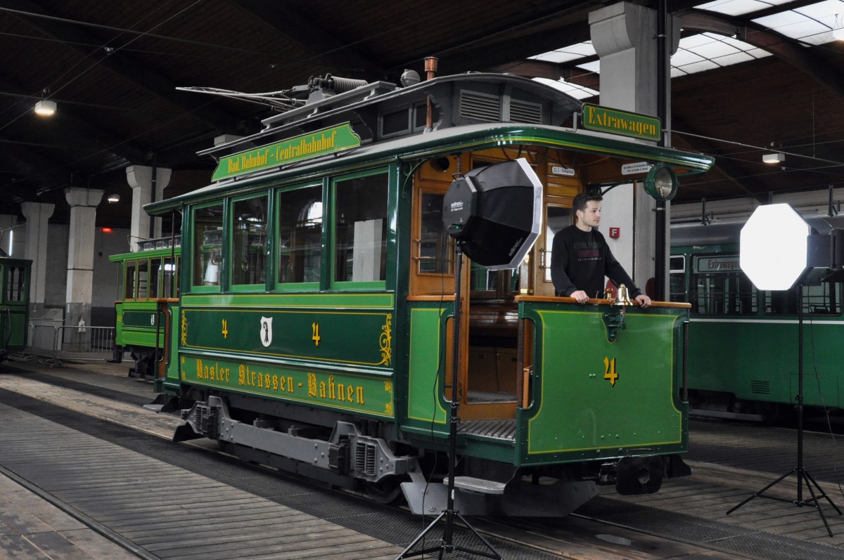 Am Geburtstagsfest der alten Dame  Dante Schuggi  wurden im Depot Dreispitz diverse Oldtimer ausgestellt. Auch der Be 2/2 4  JuZu  aus dem Jahre 1900. Die Aufnahme stammt vom 12.04.2014.