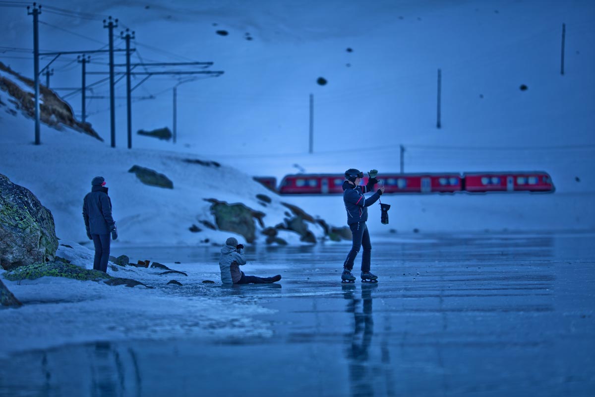 Am gefroren Lago Bianco wird bis zum Einnachten eifrig fotografiert und Schlittschuh gelaufen...Bild vom 28.12.2016