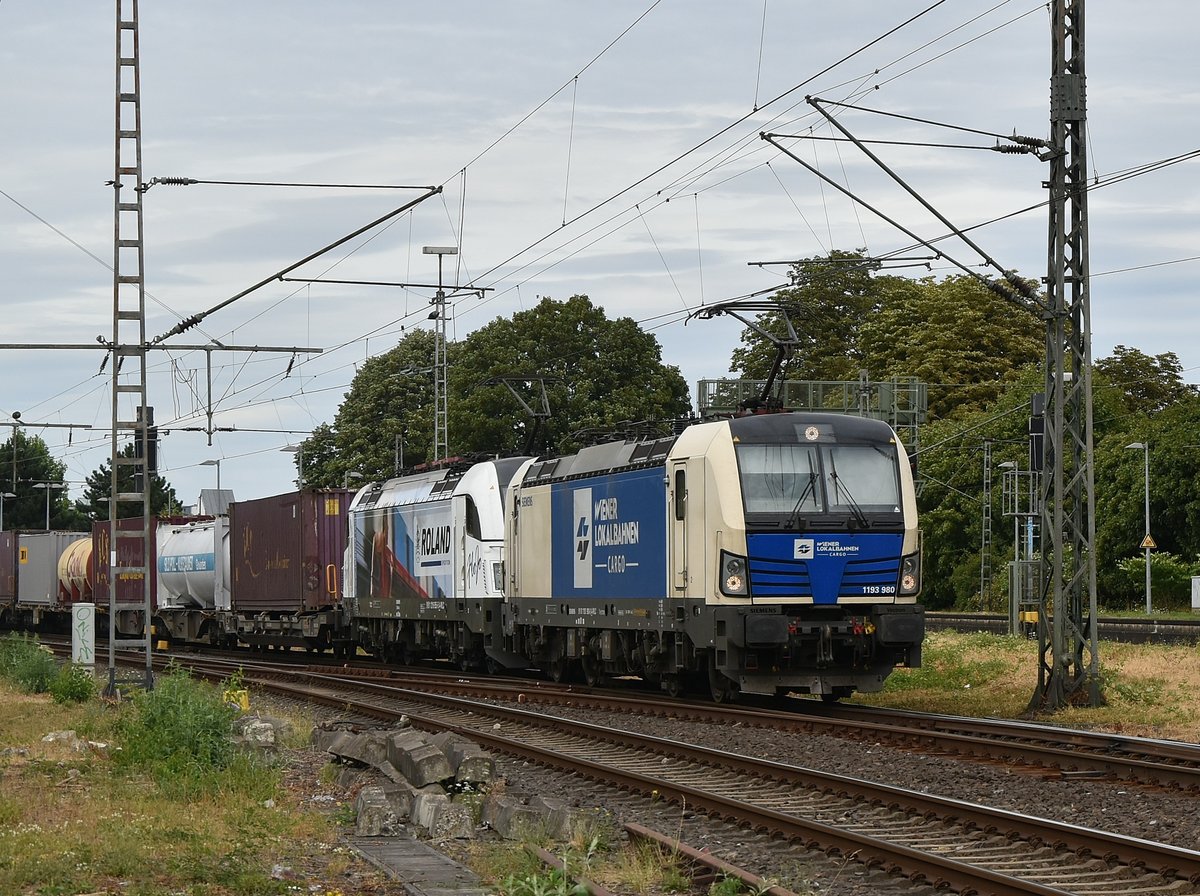 Am gesterigen Sonntag kommen die beiden WLC-Loks 1193 980 und 1216 855 mit einem Containerzug durch Rheydt Hbf gen Köln gefahren. 29.7.2018