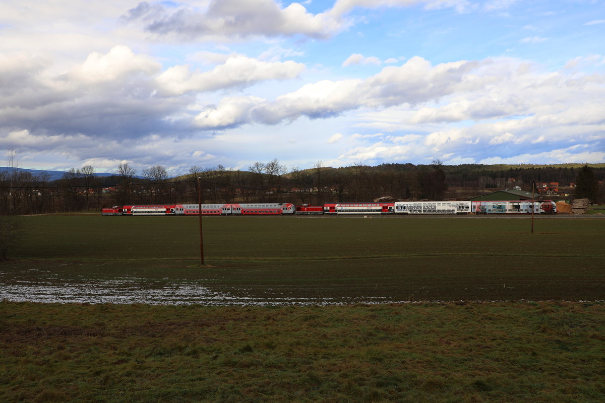 Am gestrigen 12.Dezember 2017 bei Dietmannsdorf. 
Eher selten zu beobachten und auch nur ein Leerpersonenzug. 
Die beiden Doppelstockzüge verkehrten nach Graz als Überstellfahrt da sie planmäßig in den Morgenstunden nicht fahren konnten.  