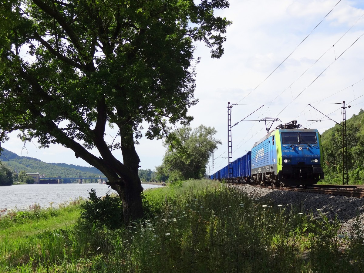 Am gestrigen 17.7.14 konnte der Kohlezug aus Polen im Maintal aufgenommen werden. 
Der als DGS99745 startete seine Tour gegen Mittag und fuhr über Weimar - Gerstungen - Fulda - Würzburg - Donauwörth nach Ulm. 
Aufgenommen wurde der Zug gegen 16:45 im Maintal bei Thüngersheim. 

Grüße an den freundlich Grüßenden Lokführer! :)