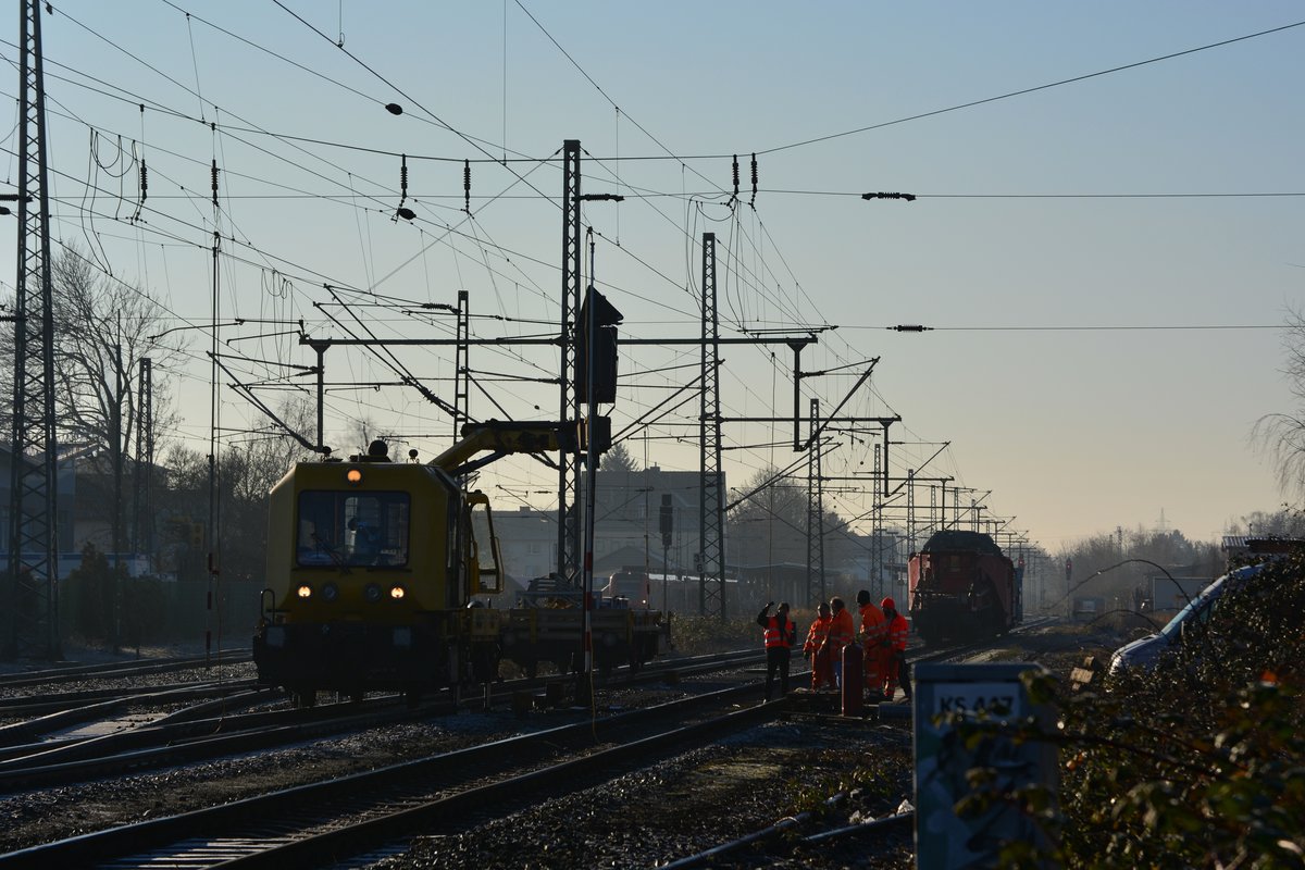 Am gestrigen Morgen gegen 4:00 Uhr morgens hatte ein Trafozug das Signal 44 N5 beschädigt und etwas in Schieflage gebracht. Gleis 4 und 5 waren während der Schieflage gesperrt da das Signal in den Lichtraum von Gleis 4 kommen konnte. Gegen 9:30 kamen dann der Gaf und einige Mitarbeiter der DB Netz und Leit und Sicherungstechnik aus Krefeld und sicherten das Signal gegen das Umkippen. Später wurde das Signal am Fuß per Flamme getrennt und vorsichtig nach hinten gezogen und herunter gelassen und auf Holzpaletten in Gleis 5 abgelegt. Während das Signal abgebrannt und abgelegt wurde, wurde die Oberleitung abgeschaltet und der Zugverkehr im kompletten Bahnhof zurück gehalten. Am Ende der Aktion wurde eine Sh2 Scheibe in Gleis 5 gestellt weil dort das beschädigte Signal lag.

Grevenbroich 30.12.2016