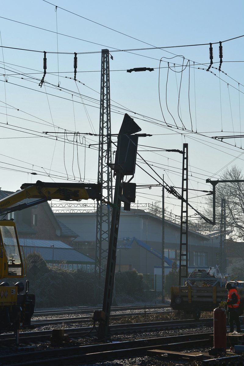 Am gestrigen Morgen gegen 4:00 Uhr morgens hatte ein Trafozug das Signal 44 N5 beschädigt und etwas in Schieflage gebracht. Gleis 4 und 5 waren während der Schieflage gesperrt da das Signal in den Lichtraum von Gleis 4 kommen konnte. Gegen 9:30 kamen dann der Gaf und einige Mitarbeiter der DB Netz und Leit und Sicherungstechnik aus Krefeld und sicherten das Signal gegen das Umkippen. Später wurde das Signal am Fuß per Flamme getrennt und vorsichtig nach hinten gezogen und herunter gelassen und auf Holzpaletten in Gleis 5 abgelegt. Während das Signal abgebrannt und abgelegt wurde, wurde die Oberleitung abgeschaltet und der Zugverkehr im kompletten Bahnhof zurück gehalten. Am Ende der Aktion wurde eine Sh2 Scheibe in Gleis 5 gestellt weil dort das beschädigte Signal lag.

Grevenbroich 30.12.2016