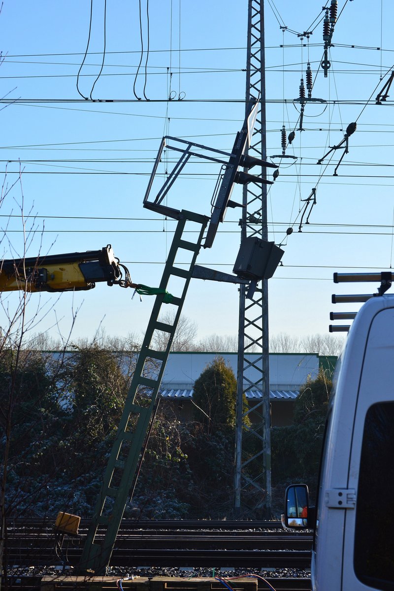 Am gestrigen Morgen gegen 4:00 Uhr morgens hatte ein Trafozug das Signal 44 N5 beschädigt und etwas in Schieflage gebracht. Gleis 4 und 5 waren während der Schieflage gesperrt da das Signal in den Lichtraum von Gleis 4 kommen konnte. Gegen 9:30 kamen dann der Gaf und einige Mitarbeiter der DB Netz und Leit und Sicherungstechnik aus Krefeld und sicherten das Signal gegen das Umkippen. Später wurde das Signal am Fuß per Flamme getrennt und vorsichtig nach hinten gezogen und herunter gelassen und auf Holzpaletten in Gleis 5 abgelegt. Während das Signal abgebrannt und abgelegt wurde, wurde die Oberleitung abgeschaltet und der Zugverkehr im kompletten Bahnhof zurück gehalten. Am Ende der Aktion wurde eine Sh2 Scheibe in Gleis 5 gestellt weil dort das beschädigte Signal lag.

Grevenbroich 30.12.2016
