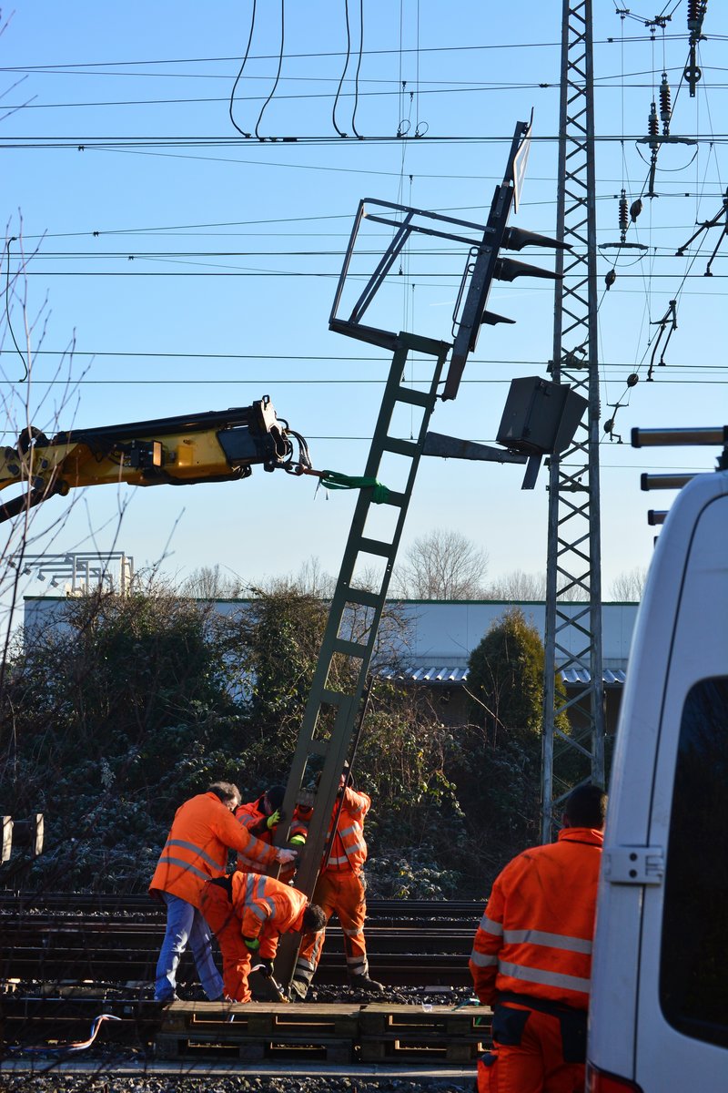 Am gestrigen Morgen gegen 4:00 Uhr morgens hatte ein Trafozug das Signal 44 N5 beschädigt und etwas in Schieflage gebracht. Gleis 4 und 5 waren während der Schieflage gesperrt da das Signal in den Lichtraum von Gleis 4 kommen konnte. Gegen 9:30 kamen dann der Gaf und einige Mitarbeiter der DB Netz und Leit und Sicherungstechnik aus Krefeld und sicherten das Signal gegen das Umkippen. Später wurde das Signal am Fuß per Flamme getrennt und vorsichtig nach hinten gezogen und herunter gelassen und auf Holzpaletten in Gleis 5 abgelegt. Während das Signal abgebrannt und abgelegt wurde, wurde die Oberleitung abgeschaltet und der Zugverkehr im kompletten Bahnhof zurück gehalten. Am Ende der Aktion wurde eine Sh2 Scheibe in Gleis 5 gestellt weil dort das beschädigte Signal lag.

Grevenbroich 30.12.2016