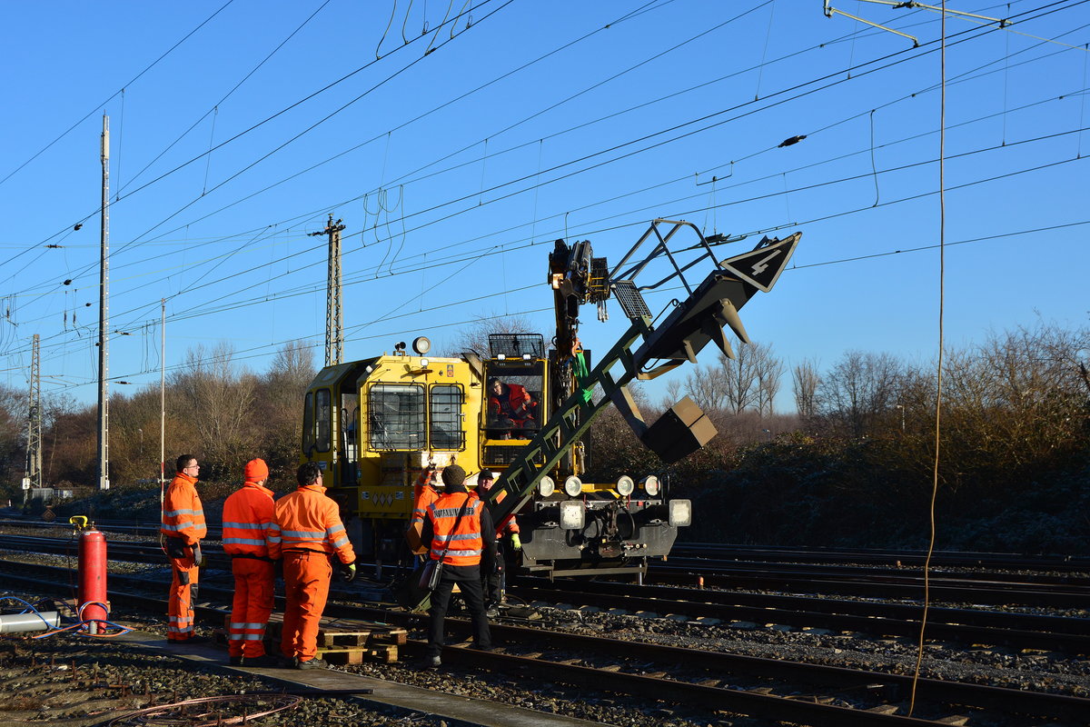 Am gestrigen Morgen gegen 4:00 Uhr morgens hatte ein Trafozug das Signal 44 N5 beschädigt und etwas in Schieflage gebracht. Gleis 4 und 5 waren während der Schieflage gesperrt da das Signal in den Lichtraum von Gleis 4 kommen konnte. Gegen 9:30 kamen dann der Gaf und einige Mitarbeiter der DB Netz und Leit und Sicherungstechnik aus Krefeld und sicherten das Signal gegen das Umkippen. Später wurde das Signal am Fuß per Flamme getrennt und vorsichtig nach hinten gezogen und herunter gelassen und auf Holzpaletten in Gleis 5 abgelegt. Während das Signal abgebrannt und abgelegt wurde, wurde die Oberleitung abgeschaltet und der Zugverkehr im kompletten Bahnhof zurück gehalten. Am Ende der Aktion wurde eine Sh2 Scheibe in Gleis 5 gestellt weil dort das beschädigte Signal lag. 

Grevenbroich 30.12.2016
