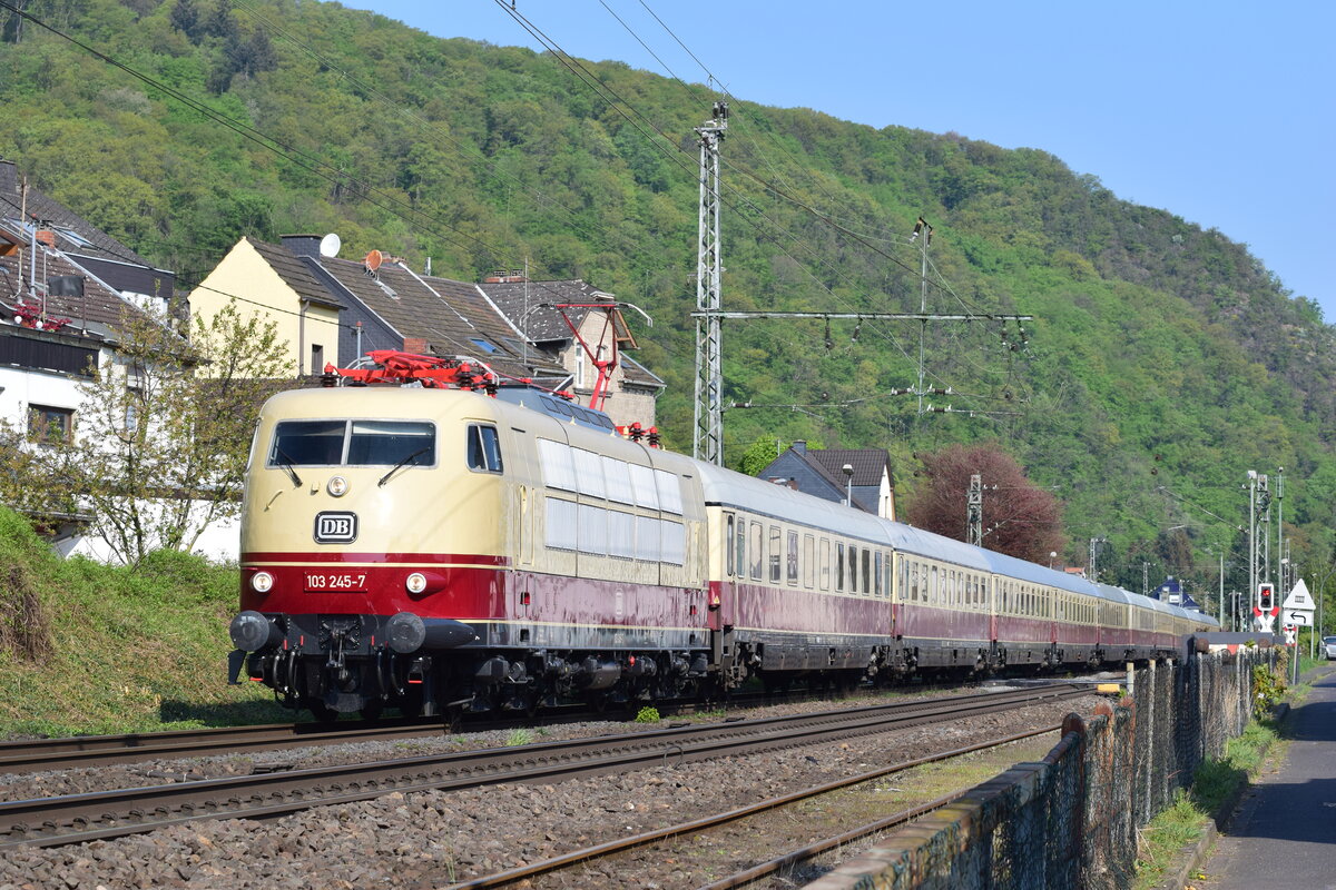 Am gestrigen Samstag zog zum ersten Mal seit 10 Jahren eine 103er einen AKE Sonderzug. 103 245 zeigte sich wie aus dem Ei gepellt mit dem Zug aus Dortmund in Brohl. Nach ca 3 Stunden und eine Fahrt der Brohltalbahn nach Oberzissem für die Fahrgäste ging es weiter nach Andernach.

Brohl 23.04.2022