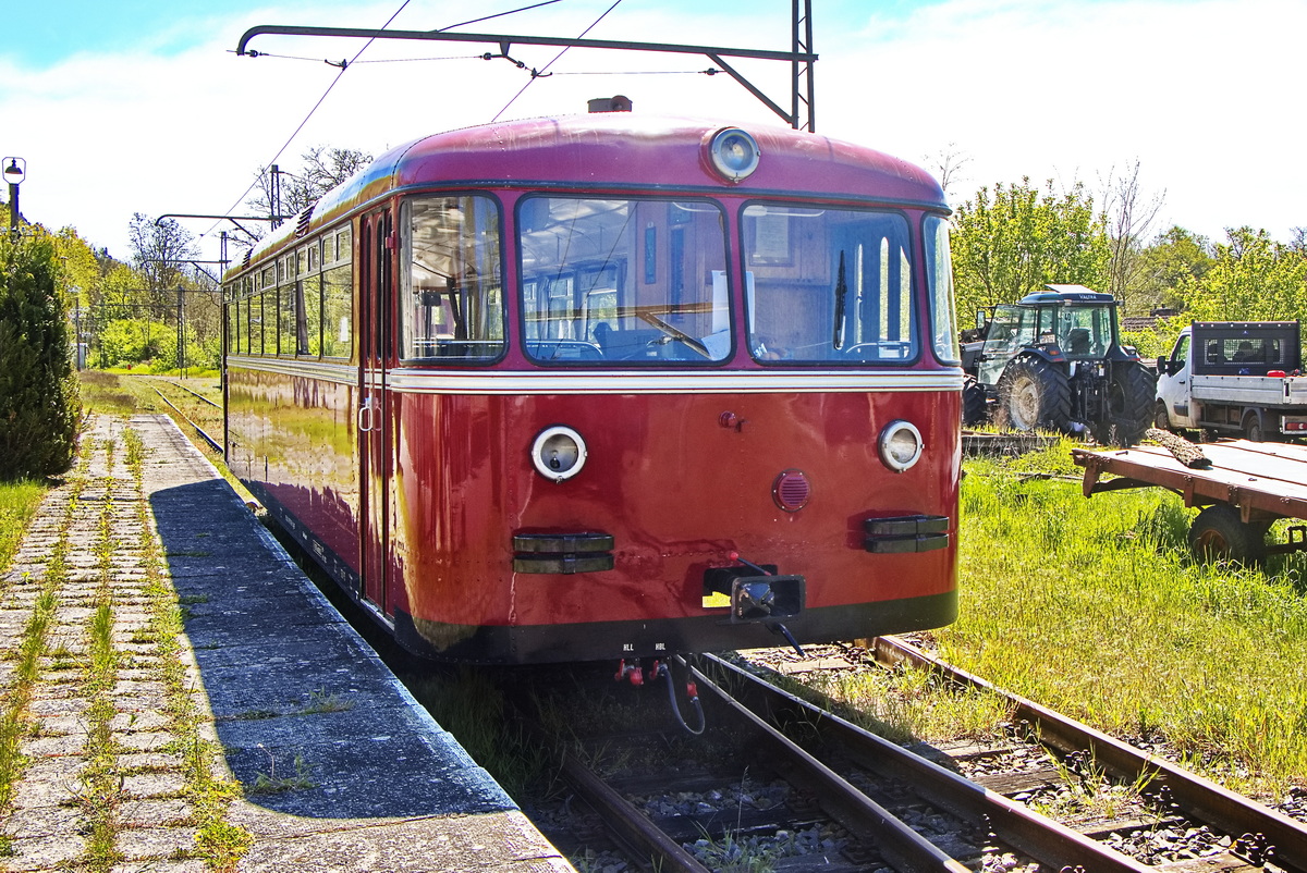 Am Gleis 2 steht VT 95 9396 (95 80 0 795 396-0 D-BEF) der Berliner Eisenbahnfreunde e.V. auf dem Betriebsgelände der Buckower Kleinbahn am 28. April 2024