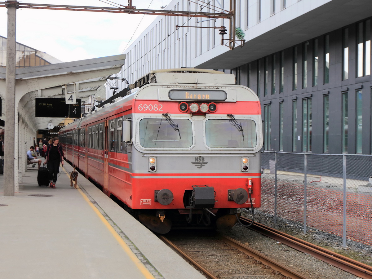 Am Gleis 4 des Bahnhof Bergen steht Triebzug 69082 am Morgen des 02. Juli 2016 zur Fahrt um 12.24 Uhr nach Arna bereit.