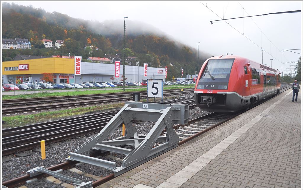 Am Gleis 5, dem einzigen elektrifizierten Gleis in Waldshut, endet der 641 016 aus Koblenz (CH) am Prellbock. (22.10.2013) 