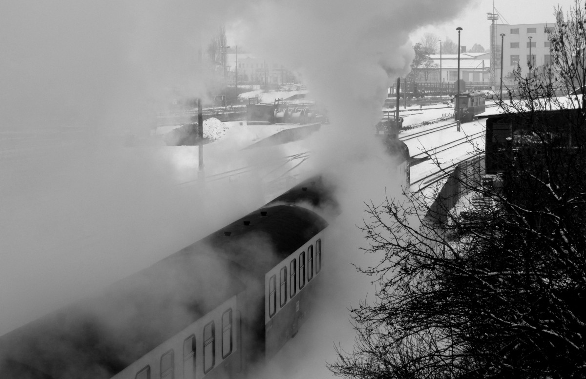 Am grauen 25.01.2014 verließ der stark dampfende Regelzug kurz nach 10 vormittags den Bahnhof Nordhausen