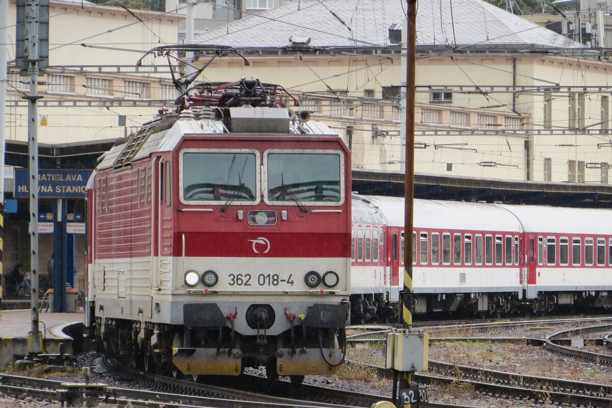 Am grauen Morgen von 25 Juni 2022 legt sich 362 018 in Bratislava hl.st. in die Kurve.