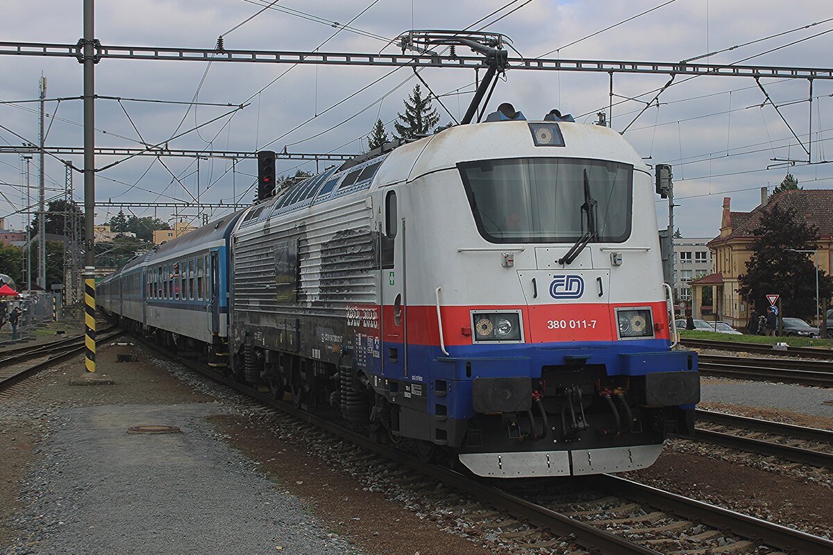 Am grauen Nachmittag von 27 September 2025 treft CD 380 011 mit ein Rychlyk nach Ceske Budejovice in Benesov u Prahy ein.