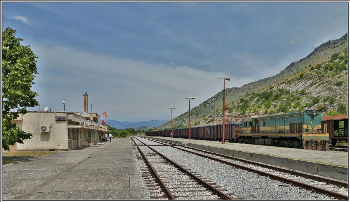 Am Grenzbahnhof Tuzi konnte ich einen der immer noch raren Güterzüge nach Albanien fotografieren. Mit ausdrücklicher Genehmigung des Bahnpersonals und vor allem der Grenzwacht durfte ich die 644-024 bei der Einfahrt festhalten. (16.07.2019)