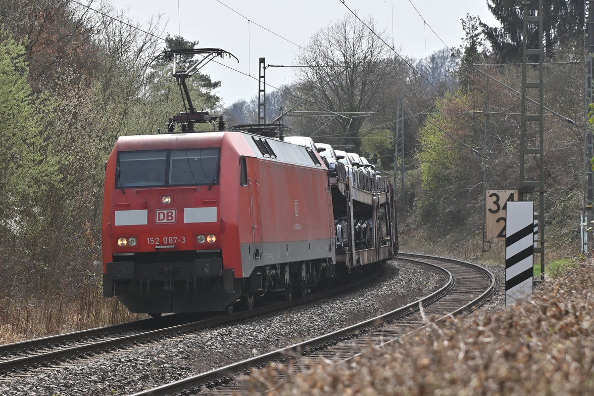 Am Gründonnerstag 2021 kommt die 152 087-3
mit dem Millionenzug aus Neckarsuln durch Neckargerach
gen  Heidelberg gefahren. 1.4.2021