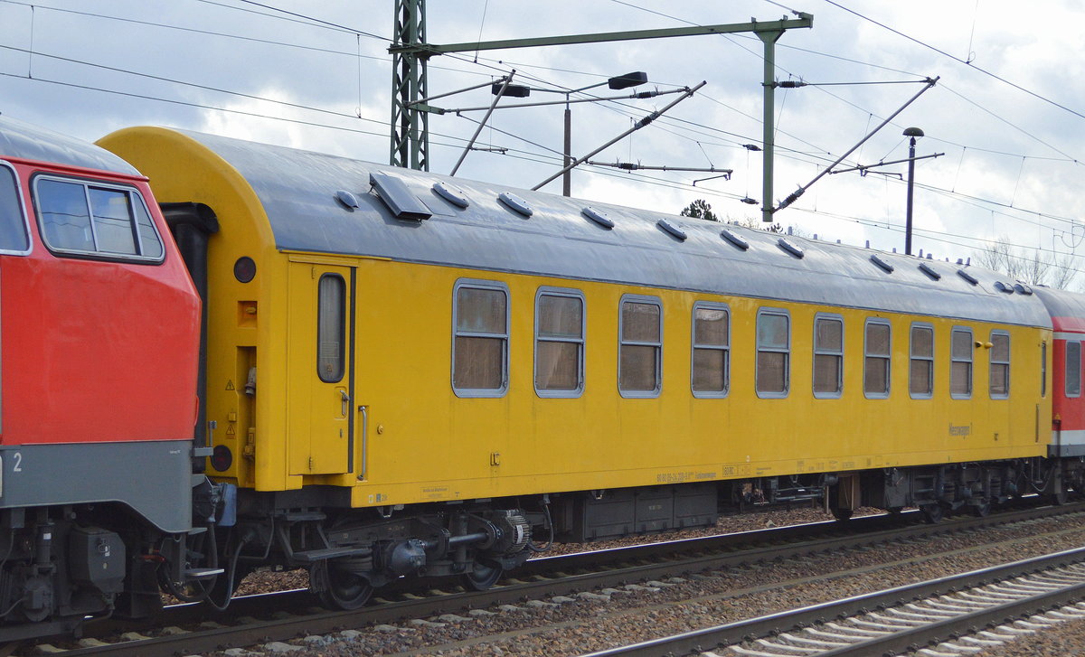 Am Haken von MEG  218 390-3  der Funkmesswagen der DB Kommunikationstechnik GmbH mit der Nr. 60 80 09-24 200-9 (P) 296.3 Magdeburg Hbf. dahinter noch ein MEG Steuerwagen am 18.02.20 Bf. Flughafen Berlin Schönefeld.