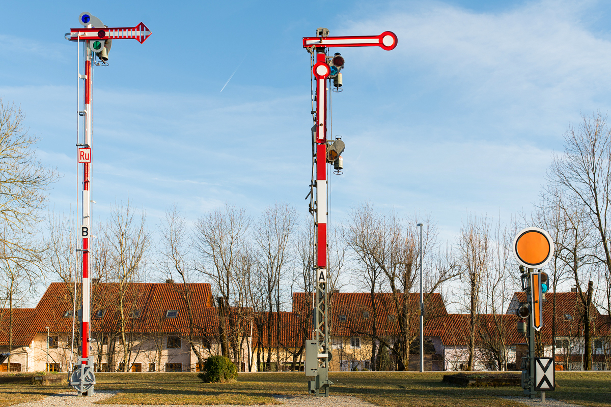 Am Haltepunkt Walpertskirchen museal aufgellte Formsignale. Bayerisches Ausfahrsignal (liks), Ausfahrsignal der Einheitsbauart und Vorsignal der Einheitsbauart (rechts). 25.02.2017