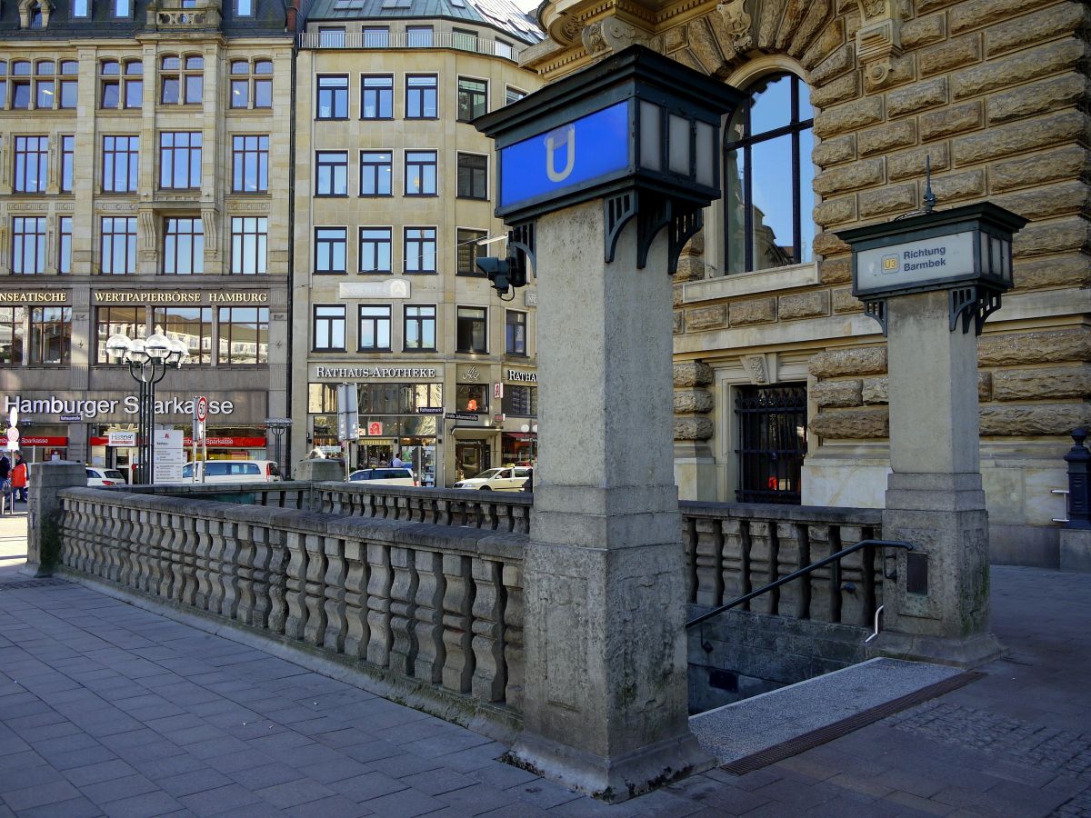 Am Hamburger Rathausmarkt haben die beiden letzten Eingangsbauwerke zu Untergrundstationen aus der Anfangszeit der HHA überlebt: hier der Zugang direkt vor dem Rathaus. 12.3.2014