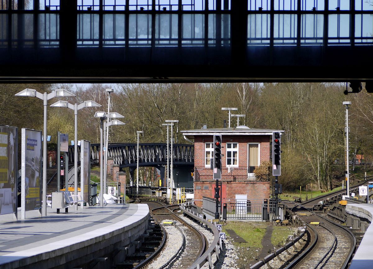 Am Hamburger U-Bahnhof  Volksdorf  teilt sich die U1 - die längste U-Bahnlinie Deutschlands - in zwei Äste: links unter der Brücke geht es nach  Ohlstedt , rechts ins holsteinische  Großhansdorf . 20.3.2014