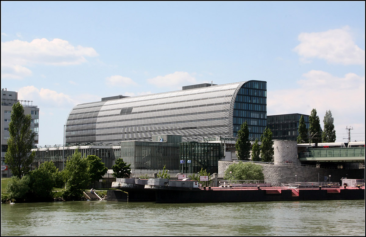 Am Handelskai -

U- und S-Bahnstation Handelskai in Wien-Brigittenau vor dem Rivergate-Gebäude der Stuttgart/Münchener Architekten Auer Weber. Auf der oberen Ebene befinden sich die U6- und die S-Bahnstation. Beide Bahnstrecke fahren ab hier parallel über die Donau bis nach Florisdorf, wo die U6 endet. Rechtwinklig zur Hochstation parallel zur Donau liegt auf der unteren Ebene die Endstation der S45 der Vorortelinie.

03.06.2015 (M)