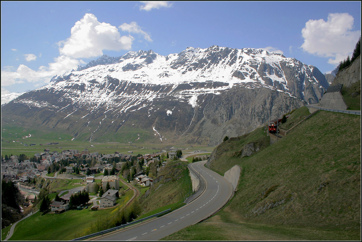 Am Hang über Andermatt - 

Ein Regionalzug auf Talfahrt am Hang oberhalb von Andermatt.

11.05.2008 (M)
