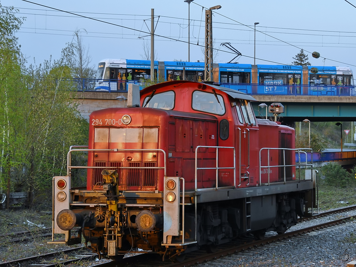 Am Hattinger Bahnhof stand Mitte April 2020 die Rangierlokomotive 294 700-0.