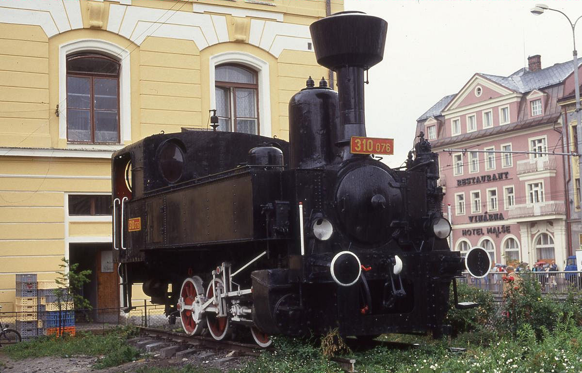 Am Hauptbahnhof in Ceske Budejovice (Budweis) fotografierte ich am 7.7.1992 die Tenderlok 310076 auf dem Denkmalsockel.