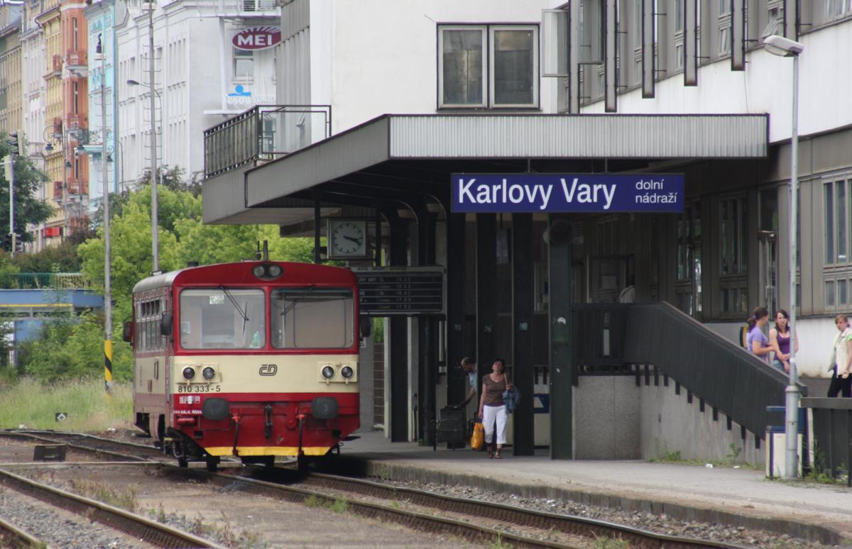 Am Hausbahnsteig des Stadtbahnhofes von Karlsbad steht am 15.6.2009 abfahrbereit der Schienenbus 810333.