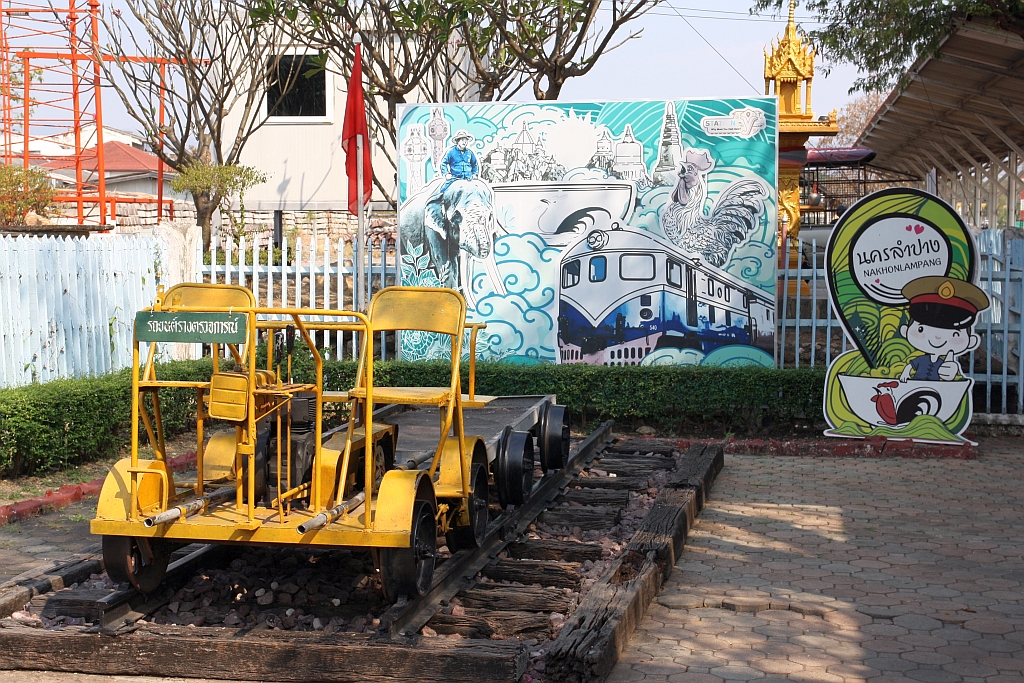 Am Hausbahnsteig der Nakhon Lampang Station ausgestellter Kleinwagen. Bild vom 24.März 2023.