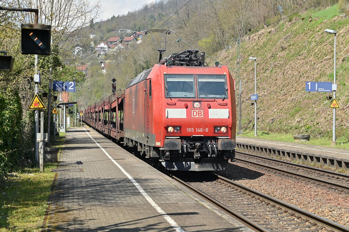Am Hausbahnsteig in Neckarzimmern kommt am Mittag die 185 146-8 mit einem leeren Autotransportwagenzug durchgefahren. Dienstag den 20. April 2021