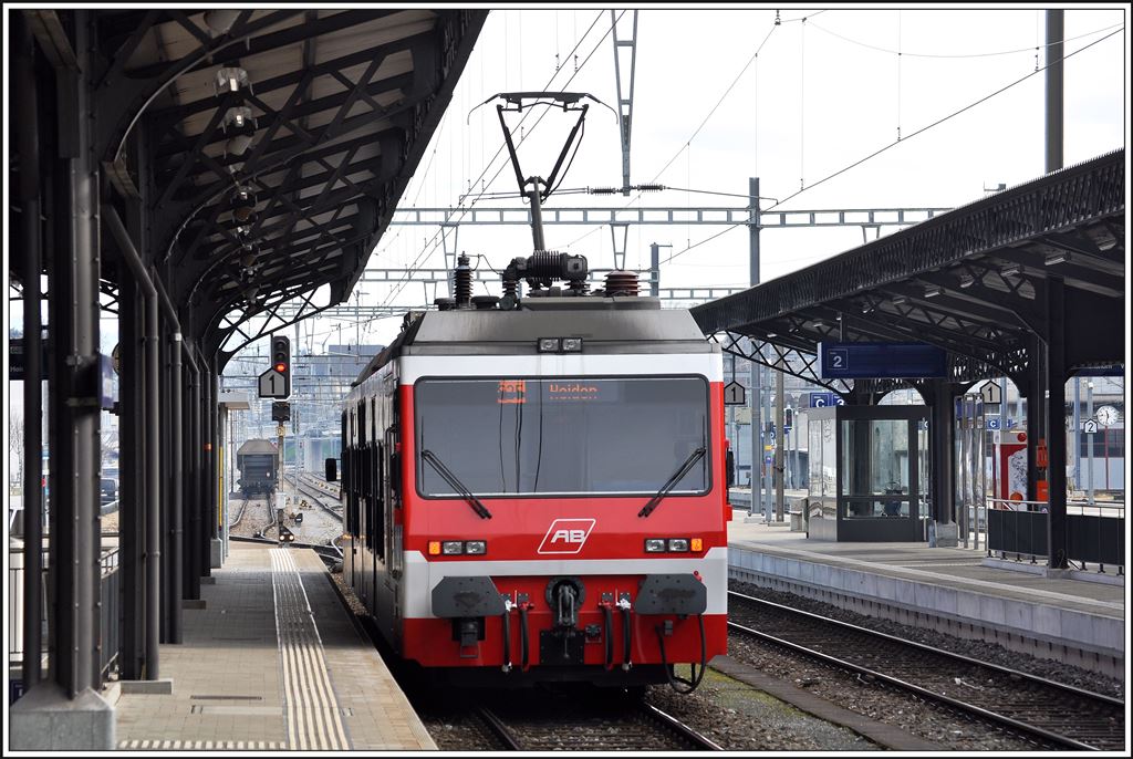 Am Hausperron Gleis 1 wartet der BDeh 3/6 25 auf die Abfahrt Richtung Heiden. (26.02.2014)