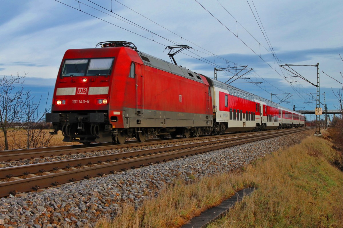 Am Heiligabend 2013 bespannte die Hamburger 101 143-6 den CNL 473  Aurora  (Kopenhagen CS - Basel SBB), als sie mit dem Zug, der aus 5 CNL-Wagen gebildet ist, bei Hügelheim gen Müllheim (Baden) vorbei.