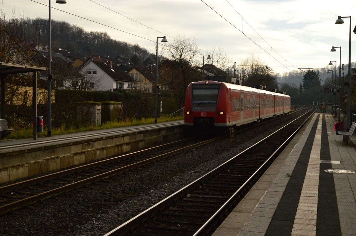 Am heiligen Abend durcheilt ein RE 2/425 548 Neckargerach nach Mannheim. 24.12.2015