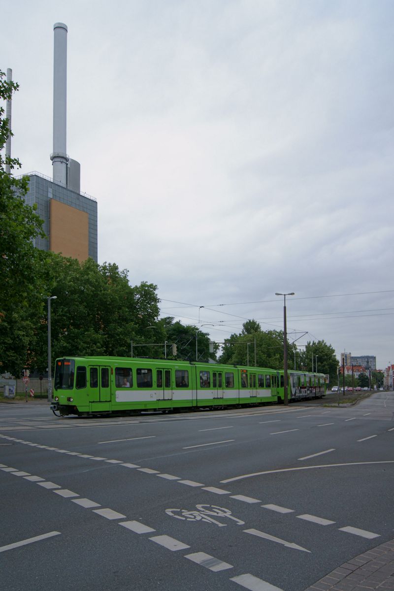 Am Heizkraftwerk Linden biegt eine Doppeltraktion Üstra Tw 6000 auf dem Weg vom Hannoveraner Hauptbahnhof nach Ahlem in die Fußgängerzone Limmer Straße ein. (16.07.2016)