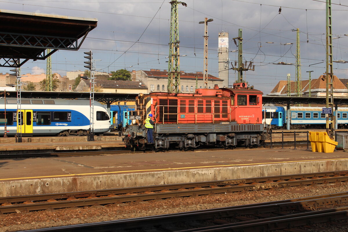 Am herbstlichen 18.10.2021 verschiebt die 448  421 im Bahnhof Budapest Keleti pu. einige Reisezugwagen vom und zum Bahnsteig.
Die M44 besitzt noch die alte MÁV Lackierung.