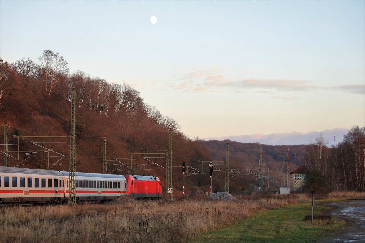 Am heutigen 15.12.2021 schien zum ersten Mal, seit 2 Wochen die Sonne. Dies wurde gleich genutzt, um im letzten Licht des Tages den IC 2212 Koblenz - Ostseebad Binz, hier zu sehen in Lietzow, aufzunehmen. Mittig oben ist schon Gevatter Mond zu sehen.
