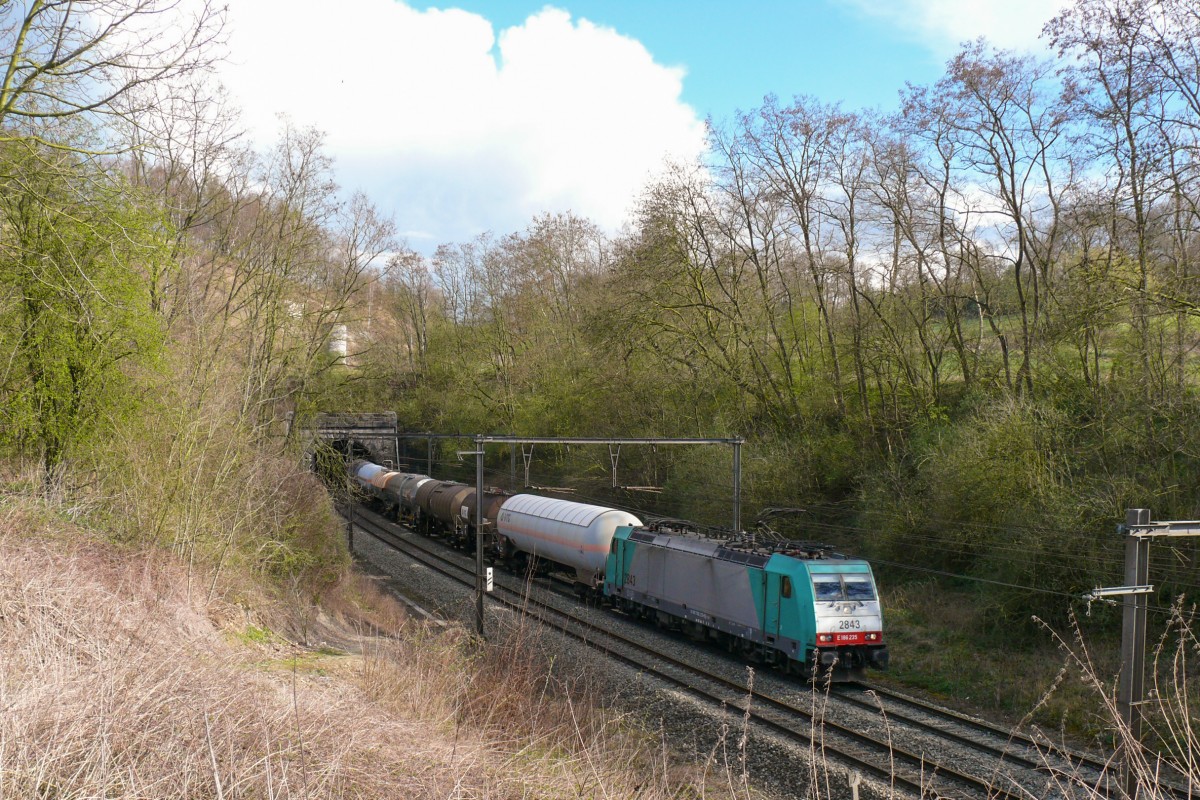 Am heutigen 23/03/2014 konnte ich HLE 2843 mit einem Kesselwagenzug beim Verlassen des Westportals des Geertunnels bei Wonck ablichten.