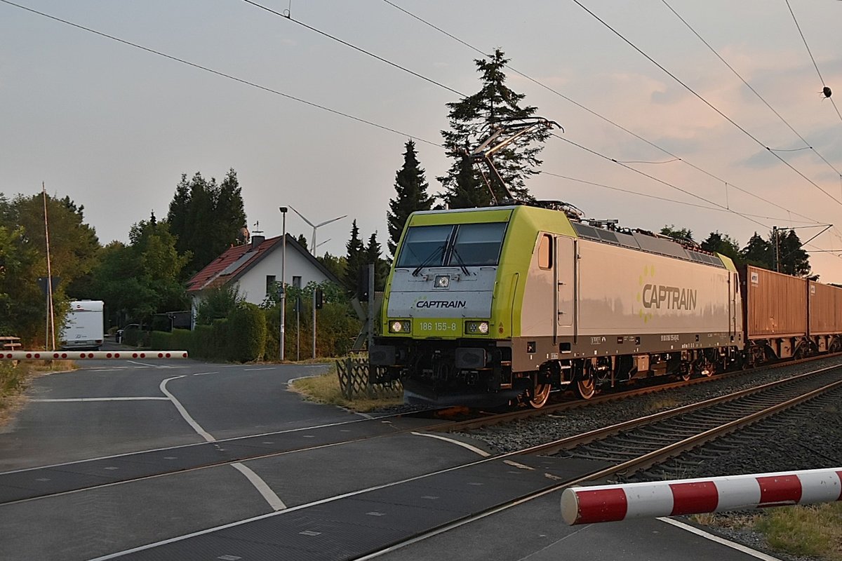 Am heutigen Abend kommt die Captrain 186 155-8 mit einem Kastelzug am BÜ Fürther Hecke in Gubberath vors Objektiv gefahren. 25.7.2018