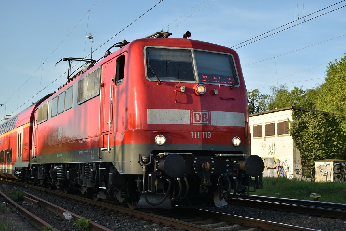 Am heutigen Abend kommt mir die 111 119 vor die Linse, als sie mit einem verspäteten RE4 Verstärker nach Aachen Hbf auf Gleis 4 aus Rheydt Hbf ausfährt.