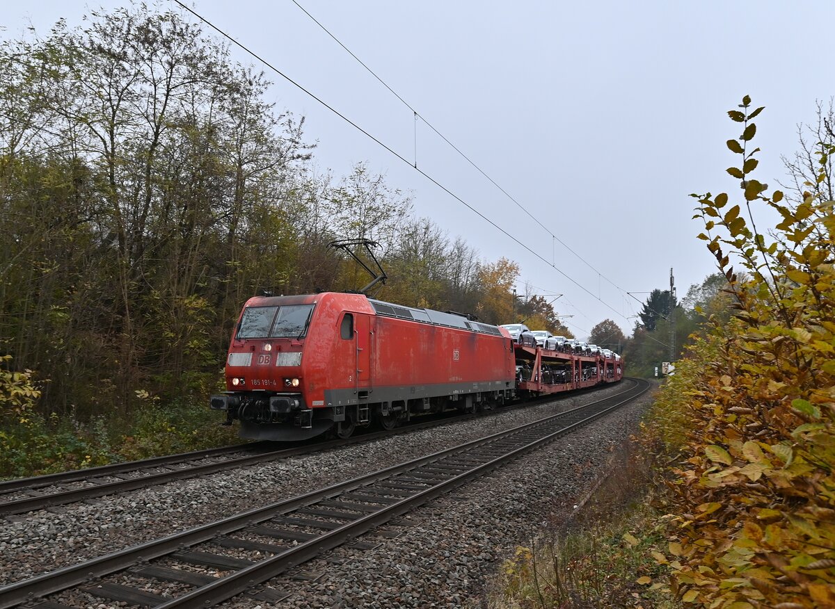 Am heutigen Donnerstag ist die 185 191 die Zugmaschine des Mittagsaudi, hier bei der Durchfahrt in Neckargerach am 11.11.2021 dem St. Martinstag.
