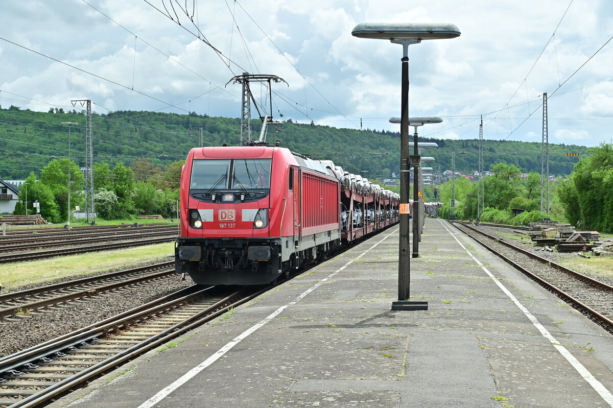 Am heutigen Mittag kam die q87 137 mit dem AUDI-Zug durch Neckarelz gen Heidelberg gefahren.  10.5.2023