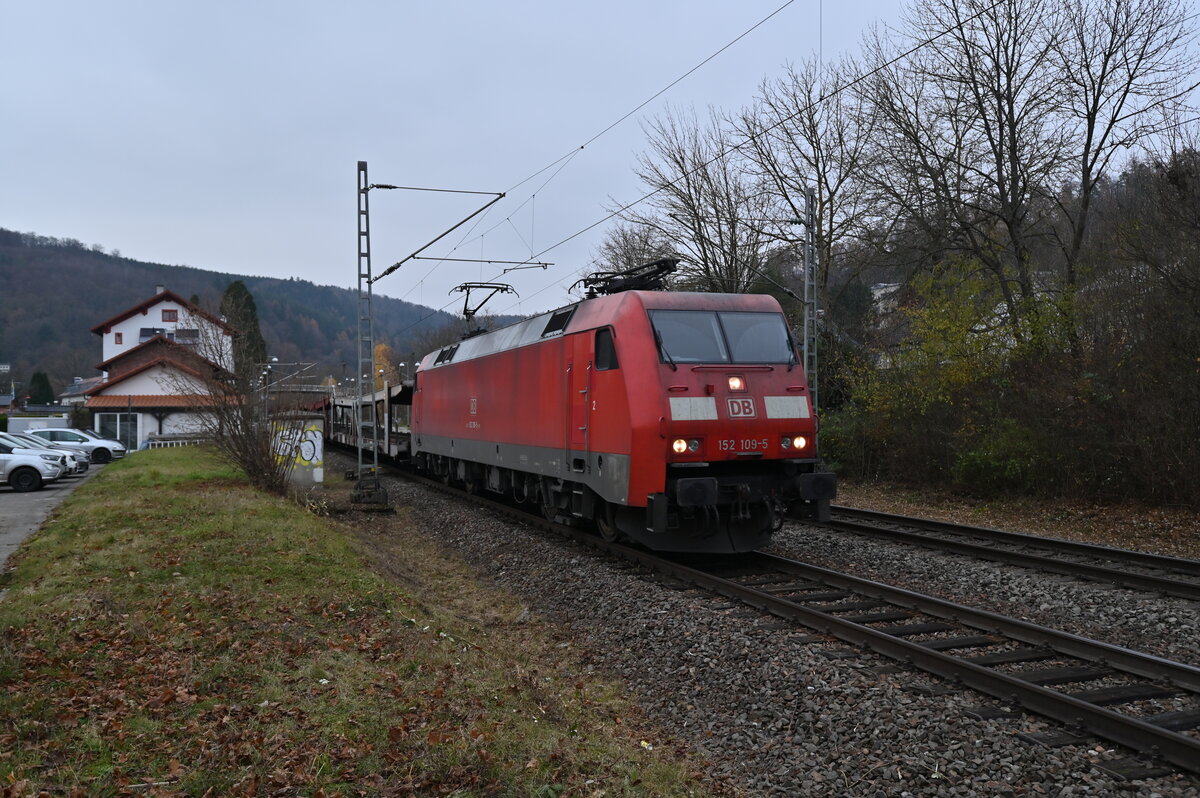 Am heutigen Mittag kam unter vernehmlichen Fahrgeräuschen die 152 109 mit einem Leerzugautotransportern für das AUDI Werk in Neckarsulm durch Neckargerach gefahren. 25.11.2021
