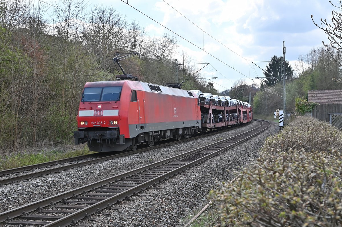 Am heutigen Mittag um 12:41 Uhr kommt der Audizug von der 152 035-4 gezogen durch Neckargerach gen Heidelberg. Dienstag den 13.4.2021