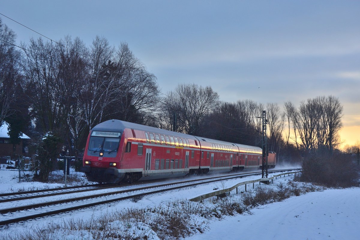 Am heutigen Morgen ging es zur Noithausener Kurve um dort die RB27 aufzunehmen. Hier schiebt 143 263 die RB27 durch Noithausen Richtung Mönchengladbach.

Grevenbroich 01.02.2019
